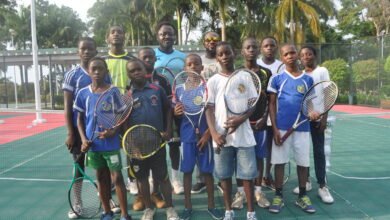El nuevo presidente de Tsaloma Tenis Club disfruta del entreno de sus jugadores