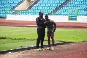 Gregorio Ndong revisando su marca junta su entrenador.